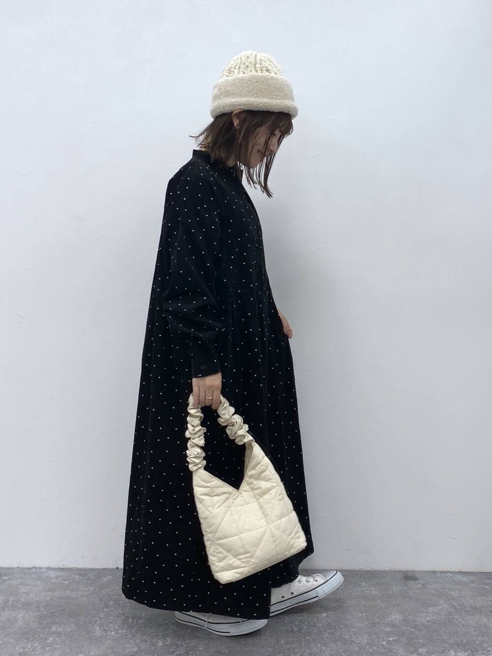 ブルー系のその他パンツ、ベージュ系のトートバッグを着用したレディースの秋コーディネートの5枚目の写真