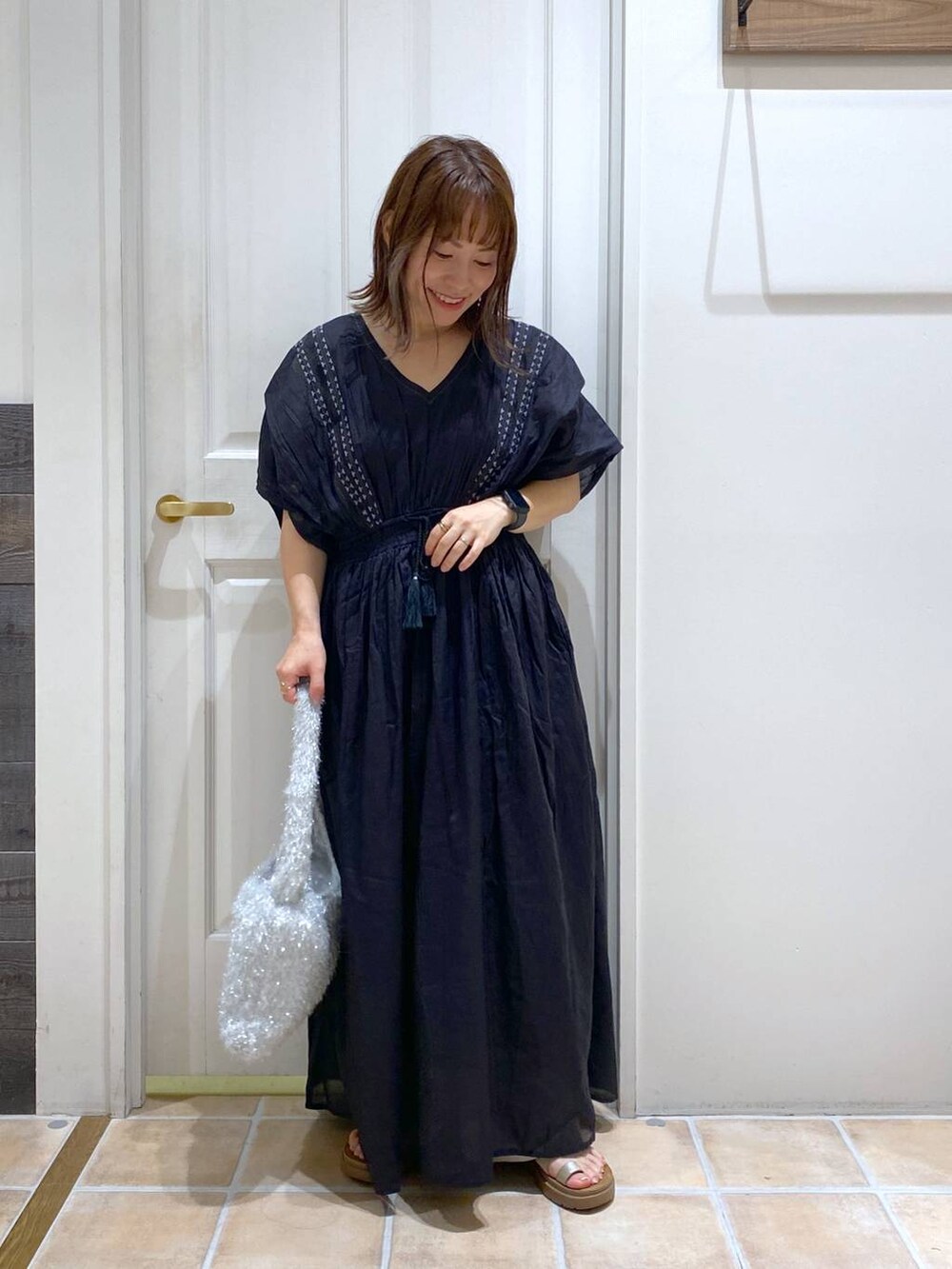 その他のサンダル、グレー系のその他パンツ、その他のトートバッグを着用したレディースの夏コーディネートの3枚目の写真