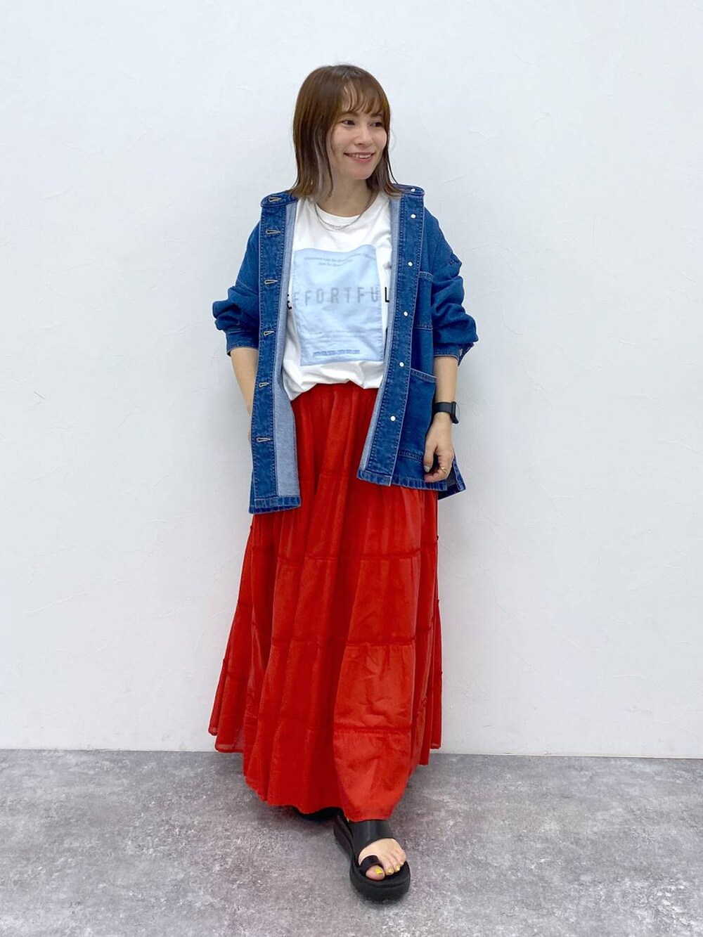 ブラック系のサンダル、ブルー系のTシャツ/カットソー、シルバー系のネックレスを着用したレディースの夏コーディネートの4枚目の写真