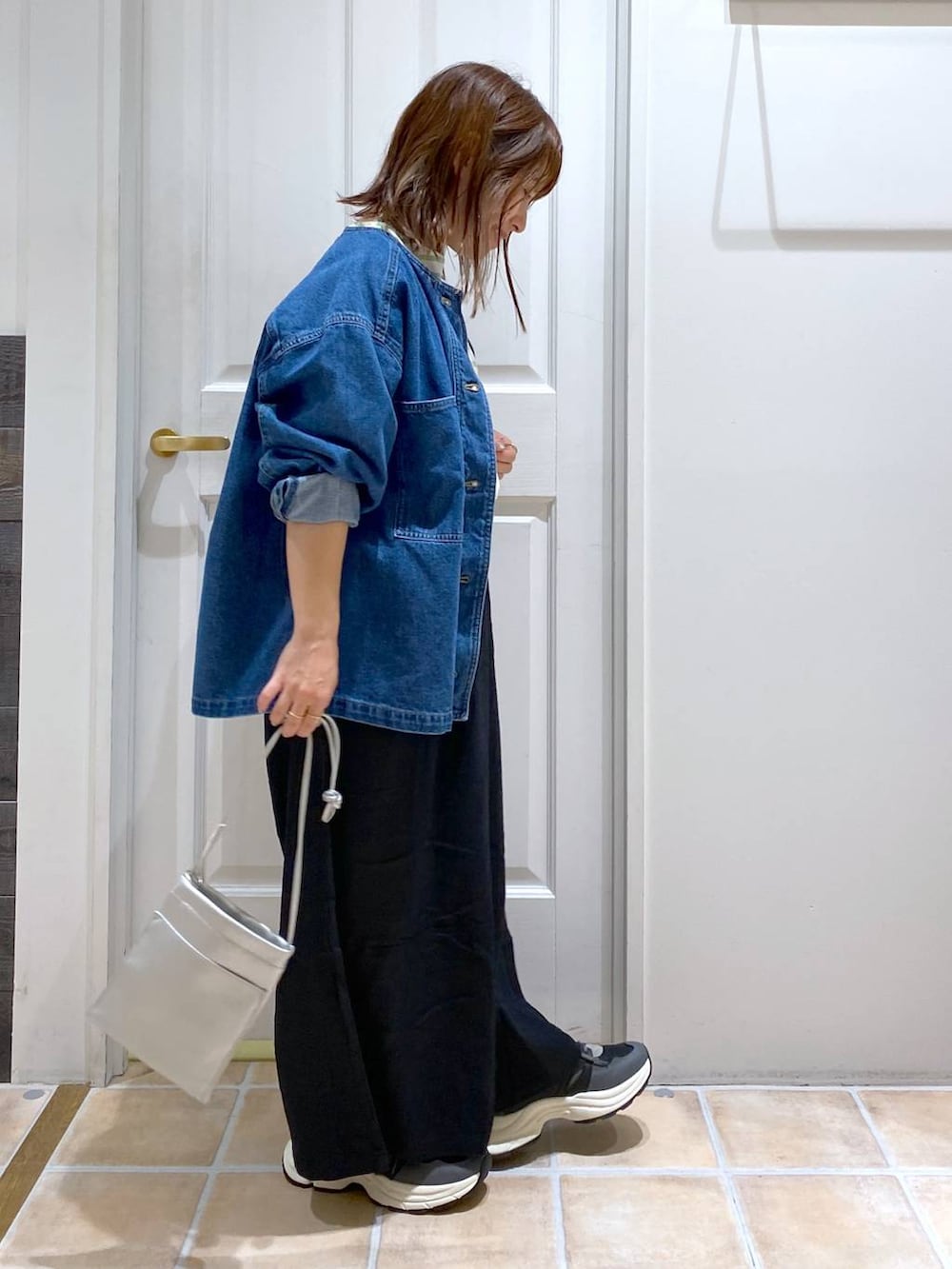 ブラック系のその他パンツ、ブラック系のスニーカー、その他のTシャツ/カットソーを着用したレディースの秋コーディネートの4枚目の写真