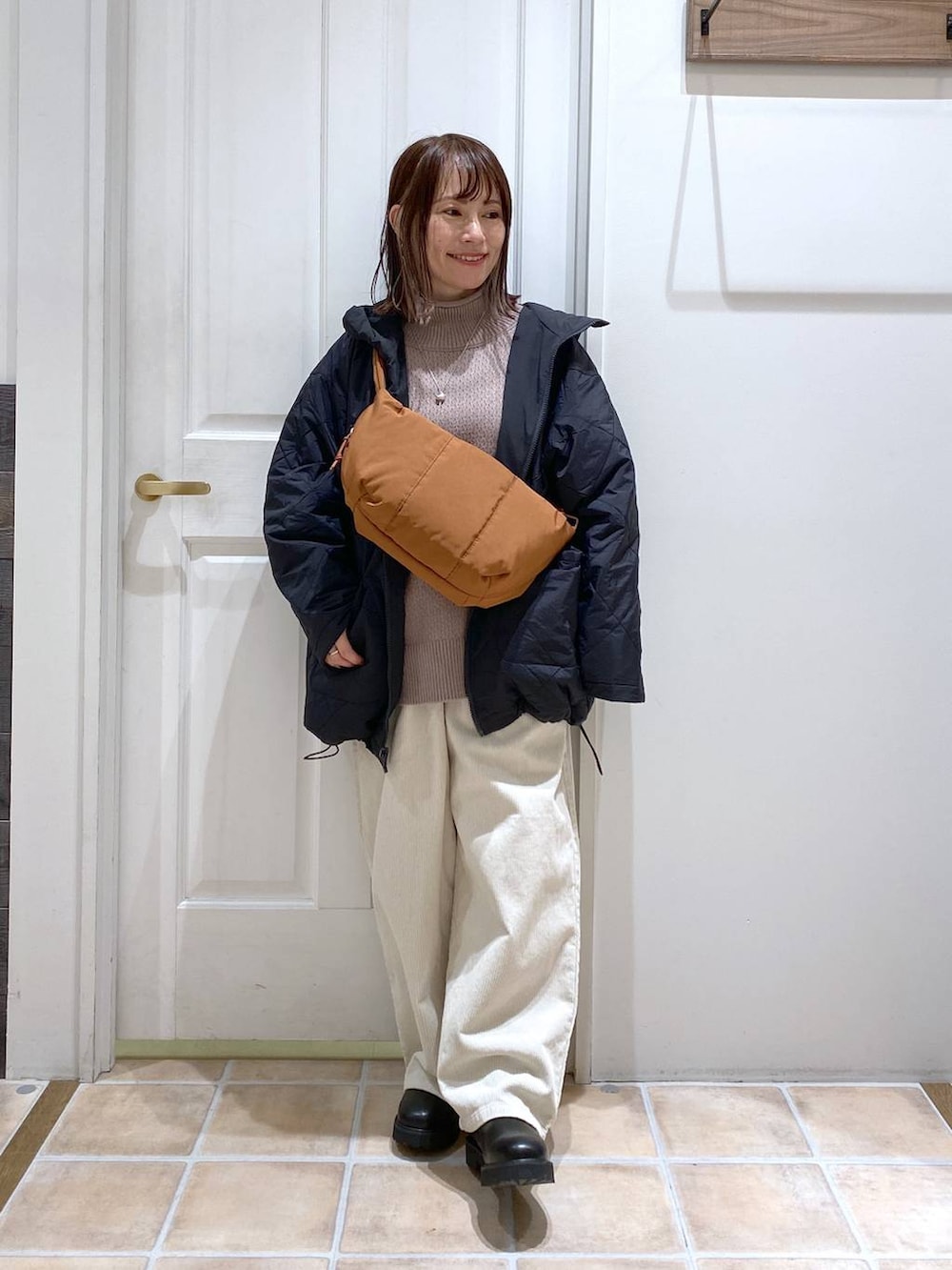 ホワイト系のその他パンツ、ブラウン系のニット/セーター、その他のその他アウターを着用したレディースの冬コーディネートの3枚目の写真