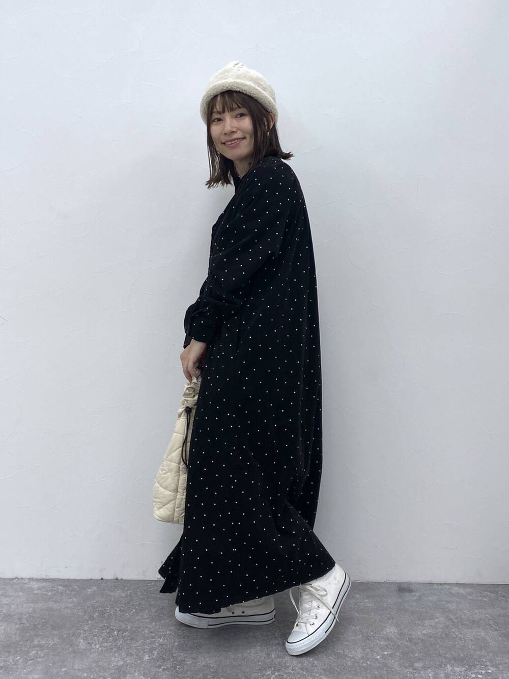 ブルー系のその他パンツ、ベージュ系のトートバッグを着用したレディースの秋コーディネートの4枚目の写真