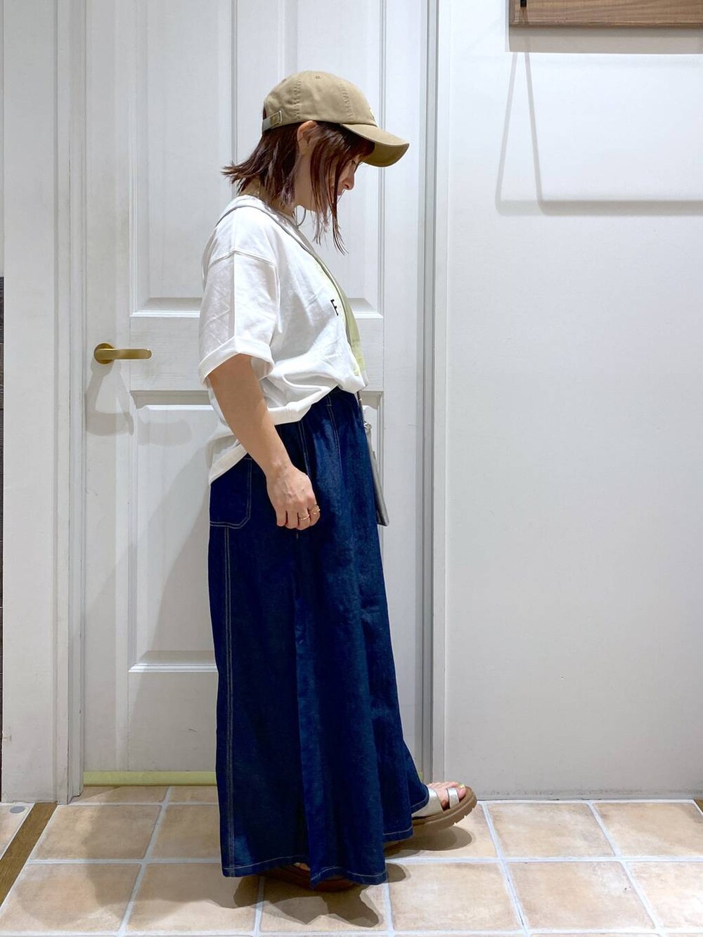 その他のサンダル、ブルー系のデニムパンツ、イエロー系のTシャツ/カットソーを着用したレディースの夏コーディネートの3枚目の写真