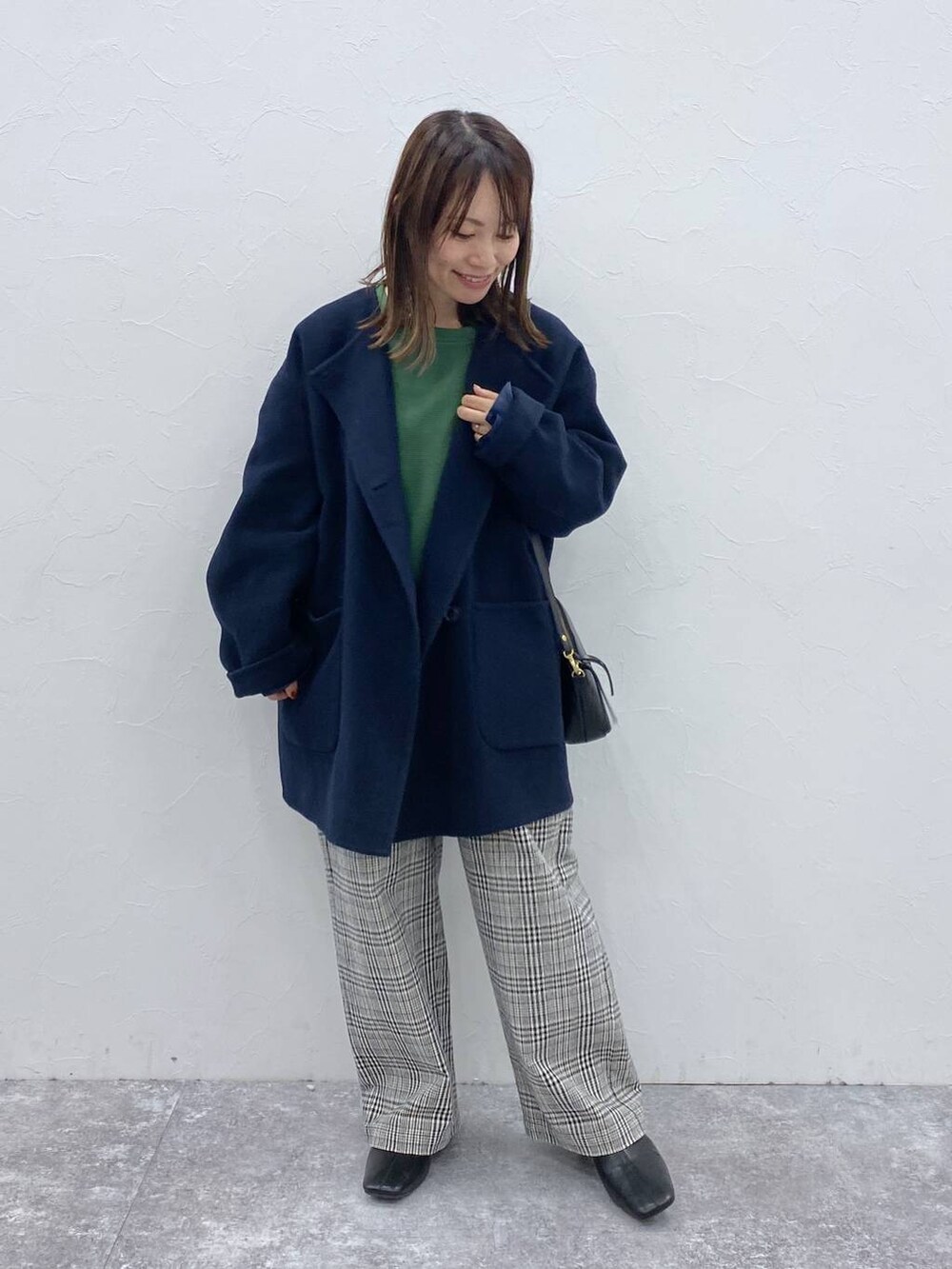 ブルー系のその他アウター、その他のその他パンツ、ブラック系のブーツを着用したレディースの秋コーディネートの4枚目の写真