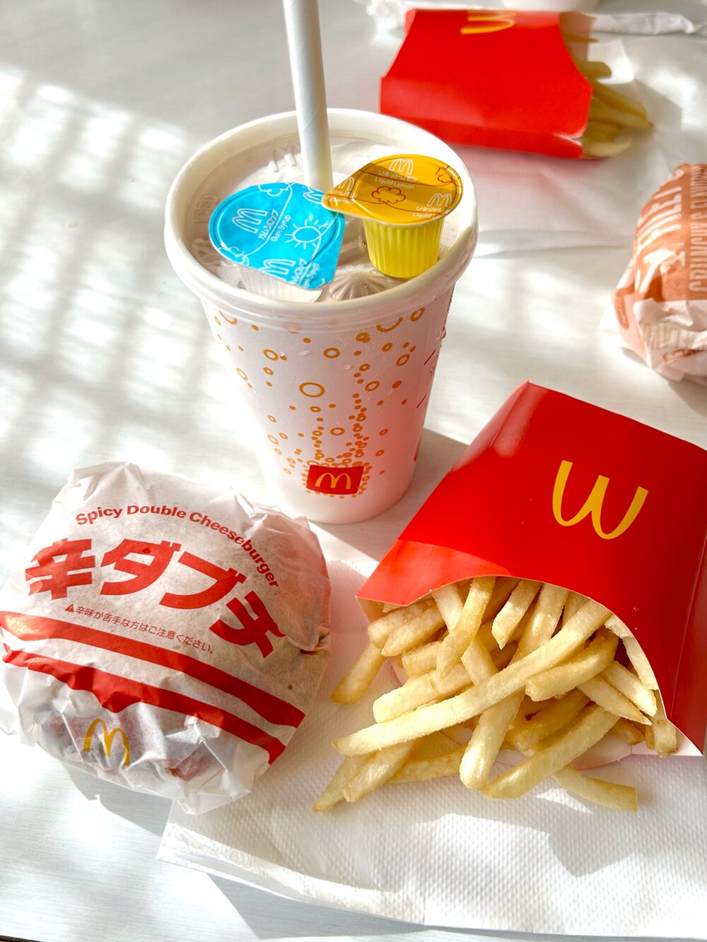 ブラック系のバックパック/リュック、ブラック系のパンツ、ブラック系のスニーカーを着用したレディースの秋コーディネートの3枚目の写真