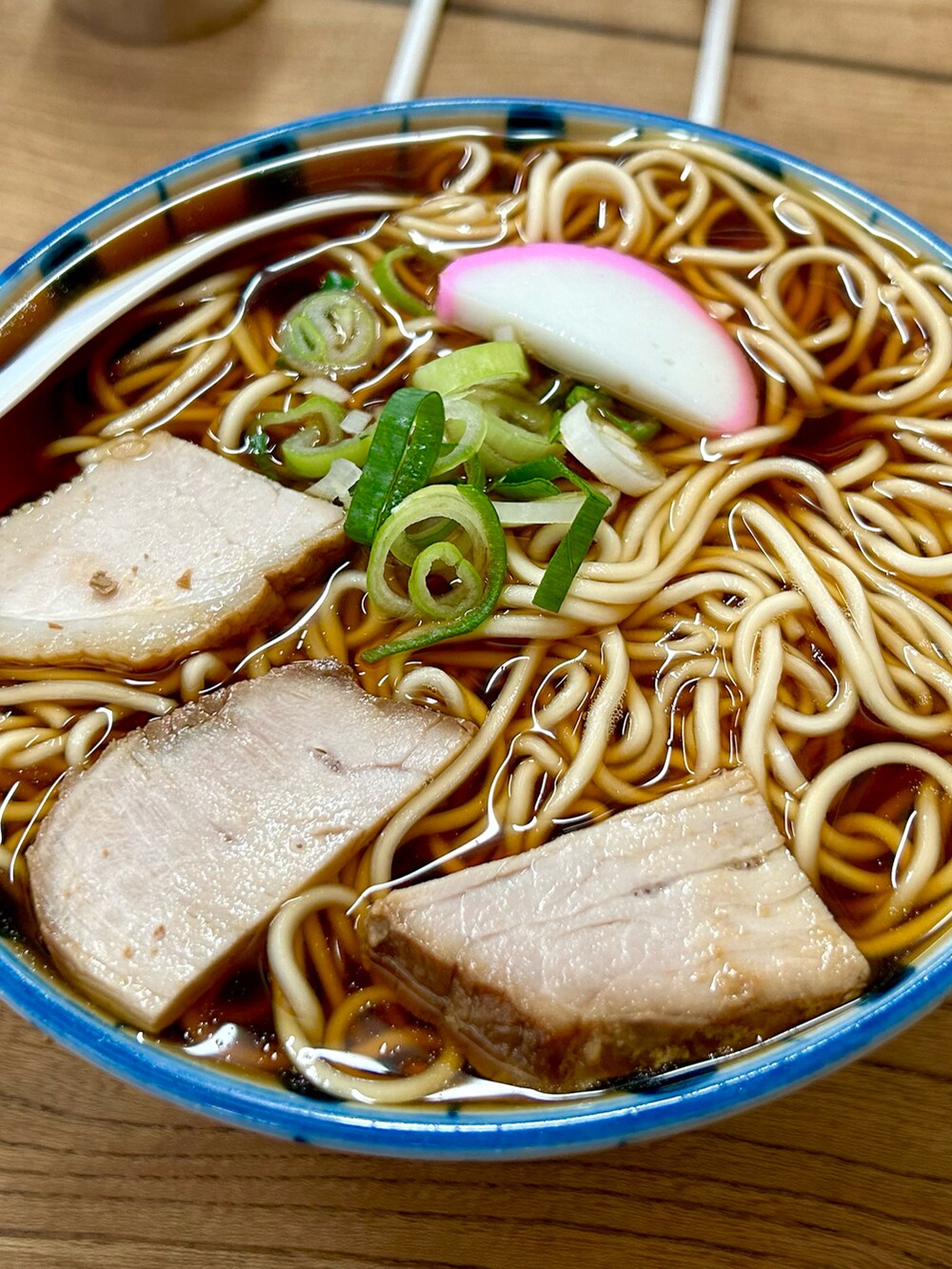 ブラック系のバッグ、ブラック系のパンツ、ブラック系のスニーカーを着用したレディースの春コーディネートの4枚目の写真