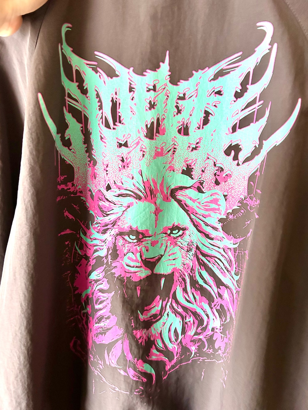 ブラック系のバックパック/リュック、ブラック系のパンツ、ブラック系のスニーカーを着用したレディースの春コーディネートの2枚目の写真