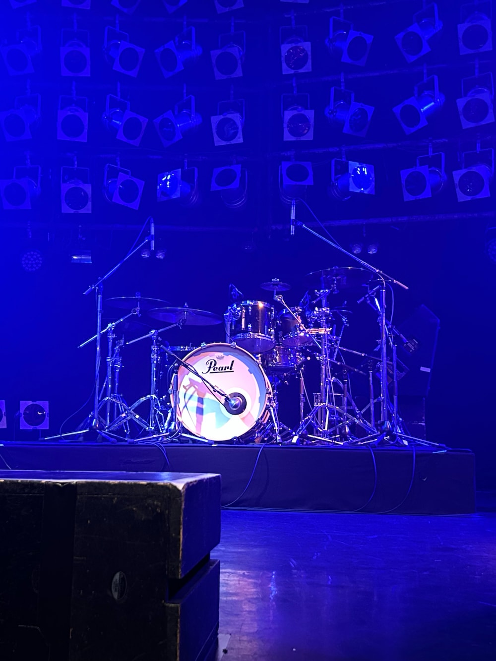 ブラック系のバッグ、ブラック系のパンツ、ブラック系のスニーカーを着用したレディースの春コーディネートの4枚目の写真