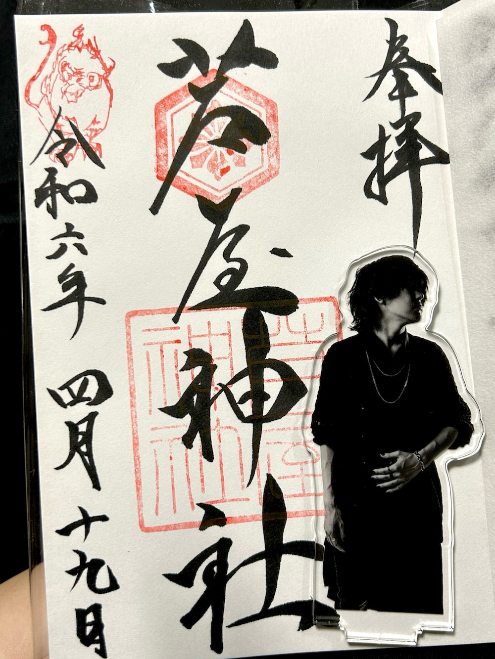 ブラック系のスカート、ブラック系のバッグ、ホワイト系のシューズを着用したレディースの春コーディネートの5枚目の写真