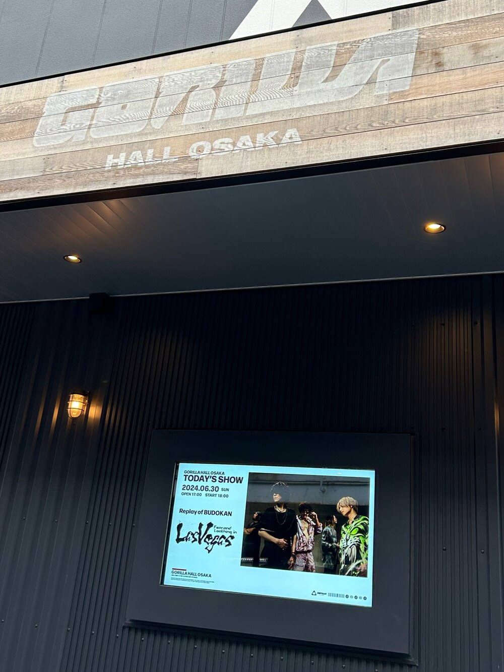 ブラック系のスニーカー、ブラック系のマニキュア/ジェルネイル、シルバー系のリングを着用したレディースの夏コーディネートの3枚目の写真