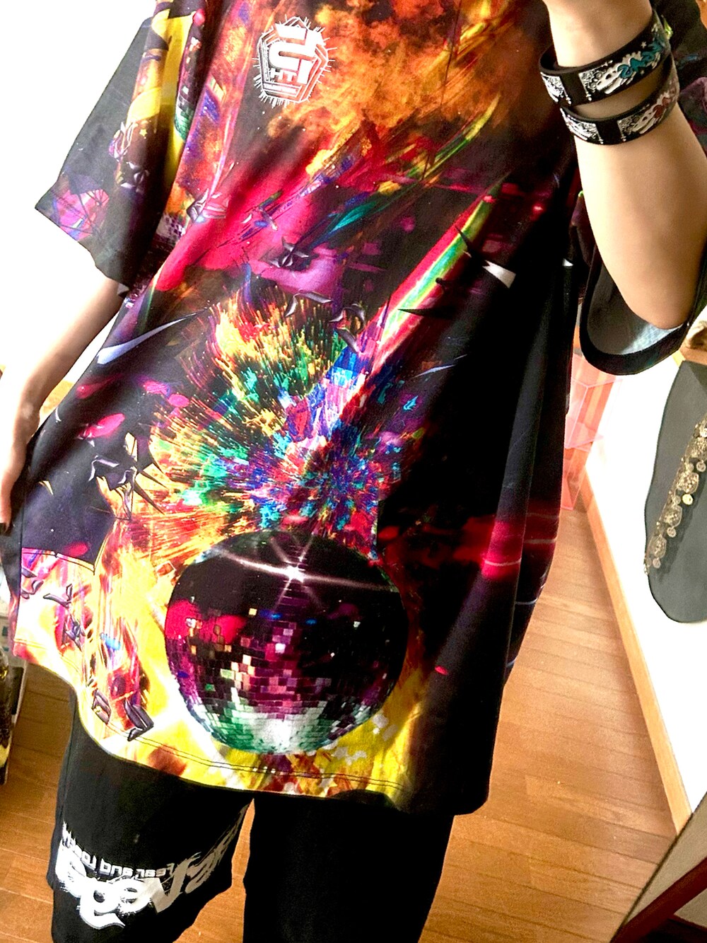 ブラック系のスニーカー、ブラック系のマニキュア/ジェルネイル、シルバー系のリングを着用したレディースの夏コーディネートの2枚目の写真