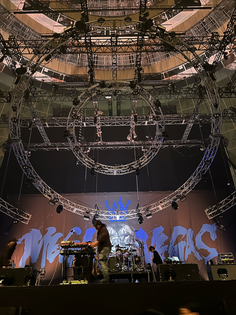 ブラック系のバックパック/リュック、ブラック系のパンツ、ブラック系のスニーカーを着用したレディースの春コーディネートの5枚目の写真