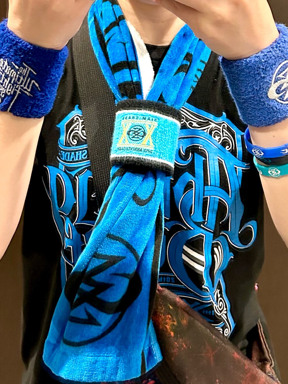 ブラック系のスニーカー、ブラック系のネイル用品/ネイルケア、シルバー系のリングを着用したレディースの秋コーディネートの2枚目の写真