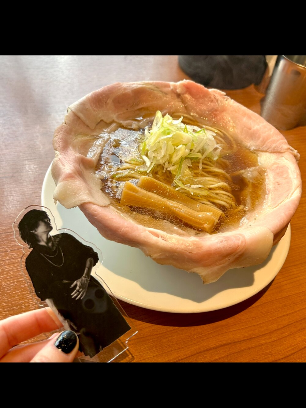 ブラック系のスカート、ブラック系のバッグ、ホワイト系のシューズを着用したレディースの春コーディネートの3枚目の写真