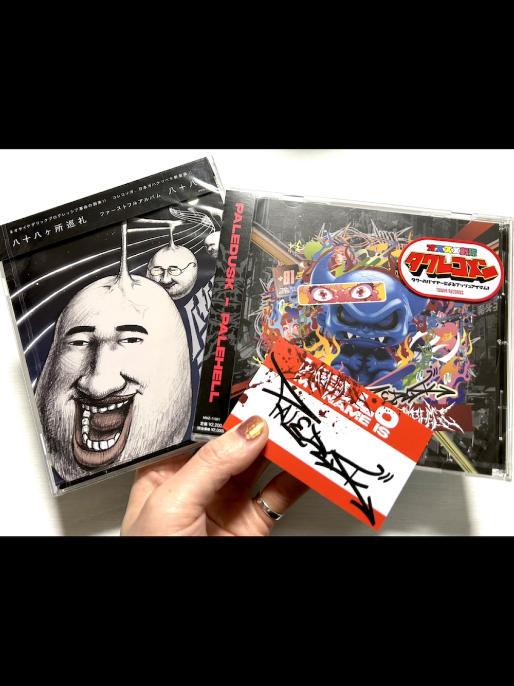 ブラック系のライダースジャケット、ブラック系のトップス、ブラック系のバックパック/リュックを着用したレディースの冬コーディネートの5枚目の写真