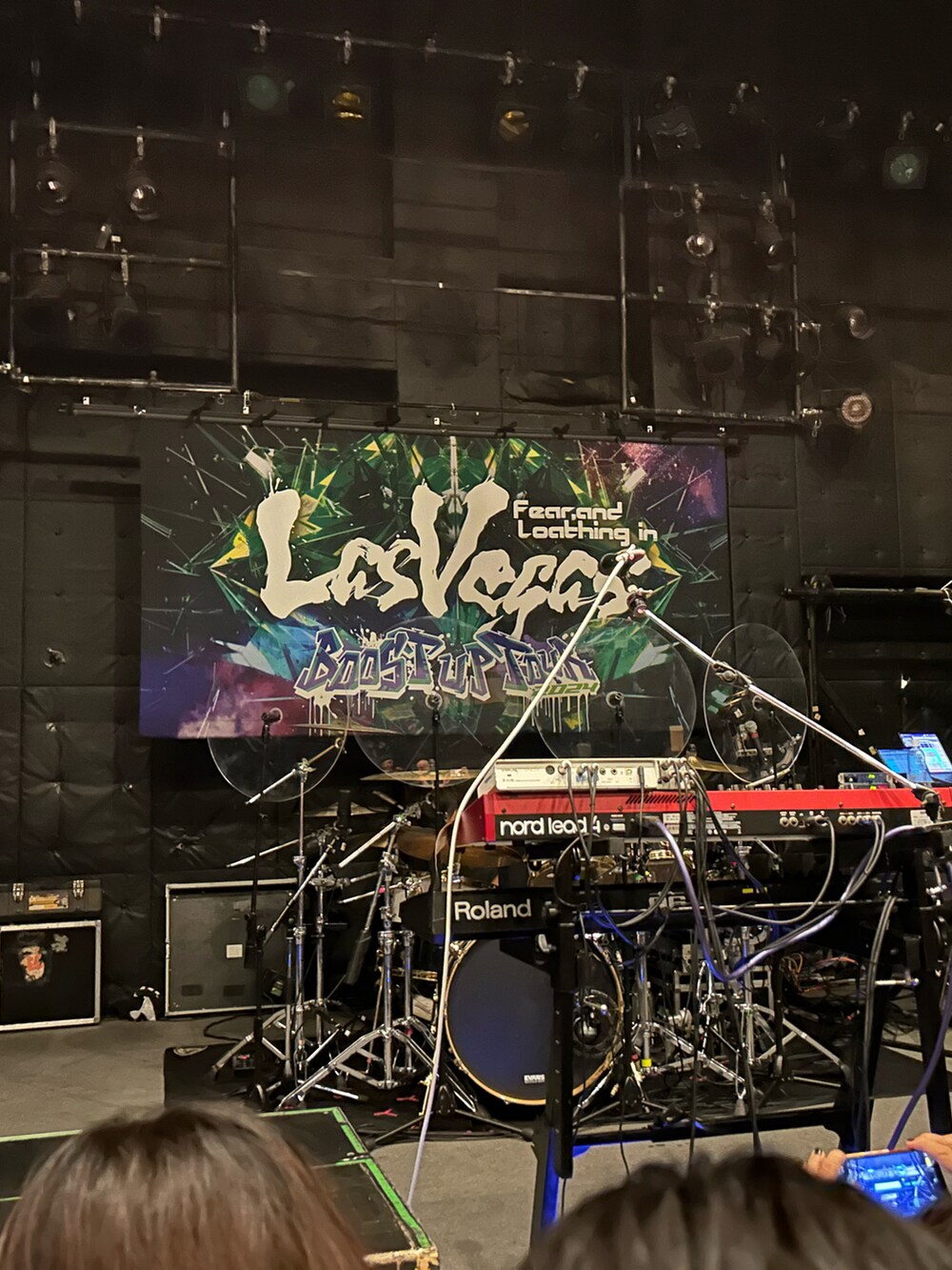 ブラック系のスニーカー、ブラック系のネイル用品/ネイルケアを着用したレディースの秋コーディネートの5枚目の写真