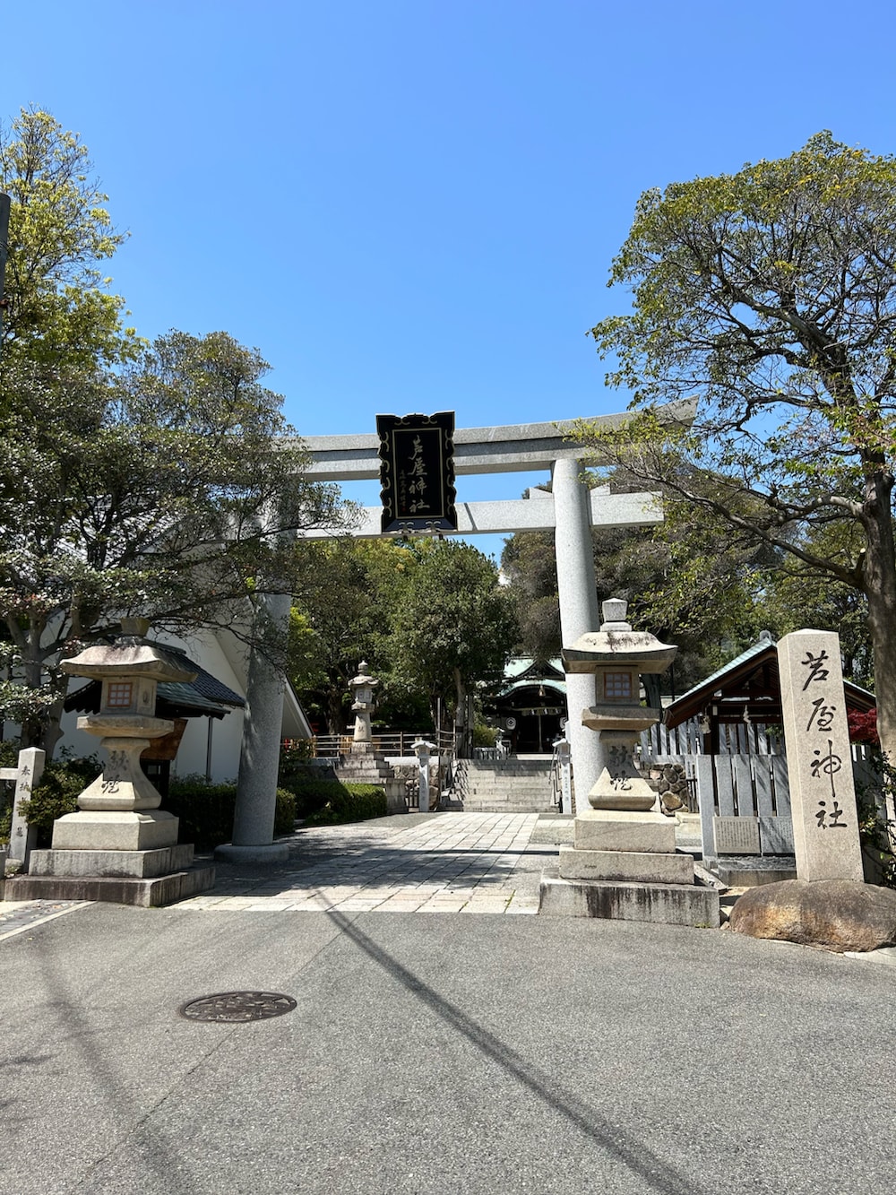 ブラック系のスカート、ブラック系のバッグ、ホワイト系のシューズを着用したレディースの春コーディネートの4枚目の写真