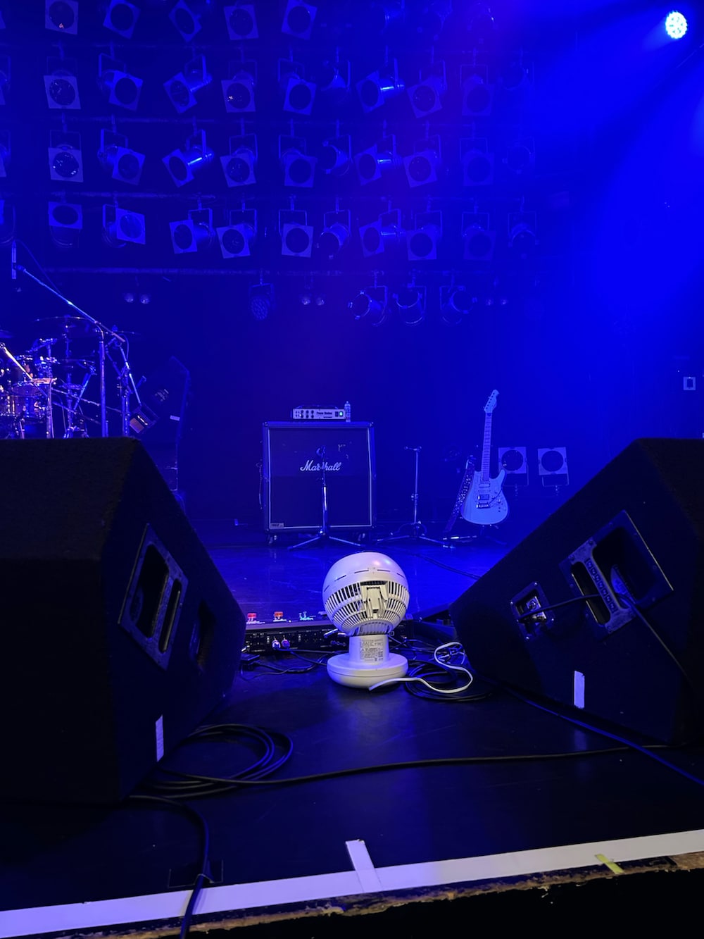 ブラック系のバッグ、ブラック系のパンツ、ブラック系のスニーカーを着用したレディースの春コーディネートの3枚目の写真