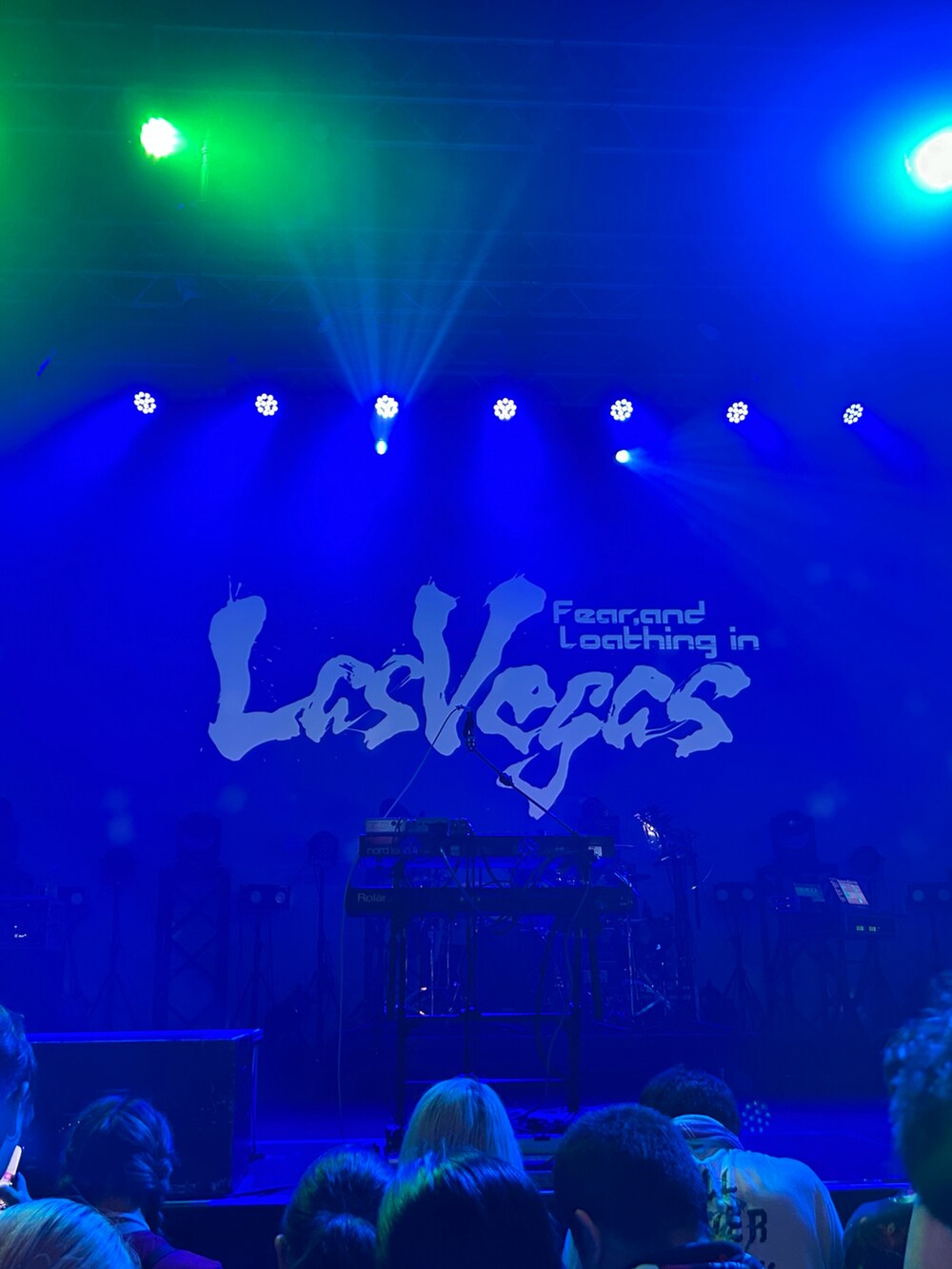 ブラック系のスニーカー、ブラック系のマニキュア/ジェルネイル、シルバー系のリングを着用したレディースの夏コーディネートの4枚目の写真