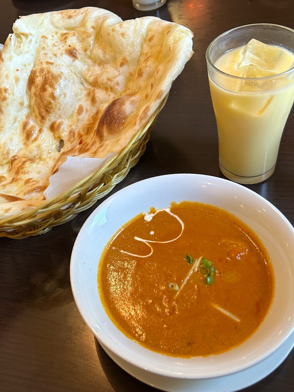 ブラック系のTシャツ/カットソー、ブラック系のスカート、ブラック系のバッグを着用したレディースの夏コーディネートの3枚目の写真