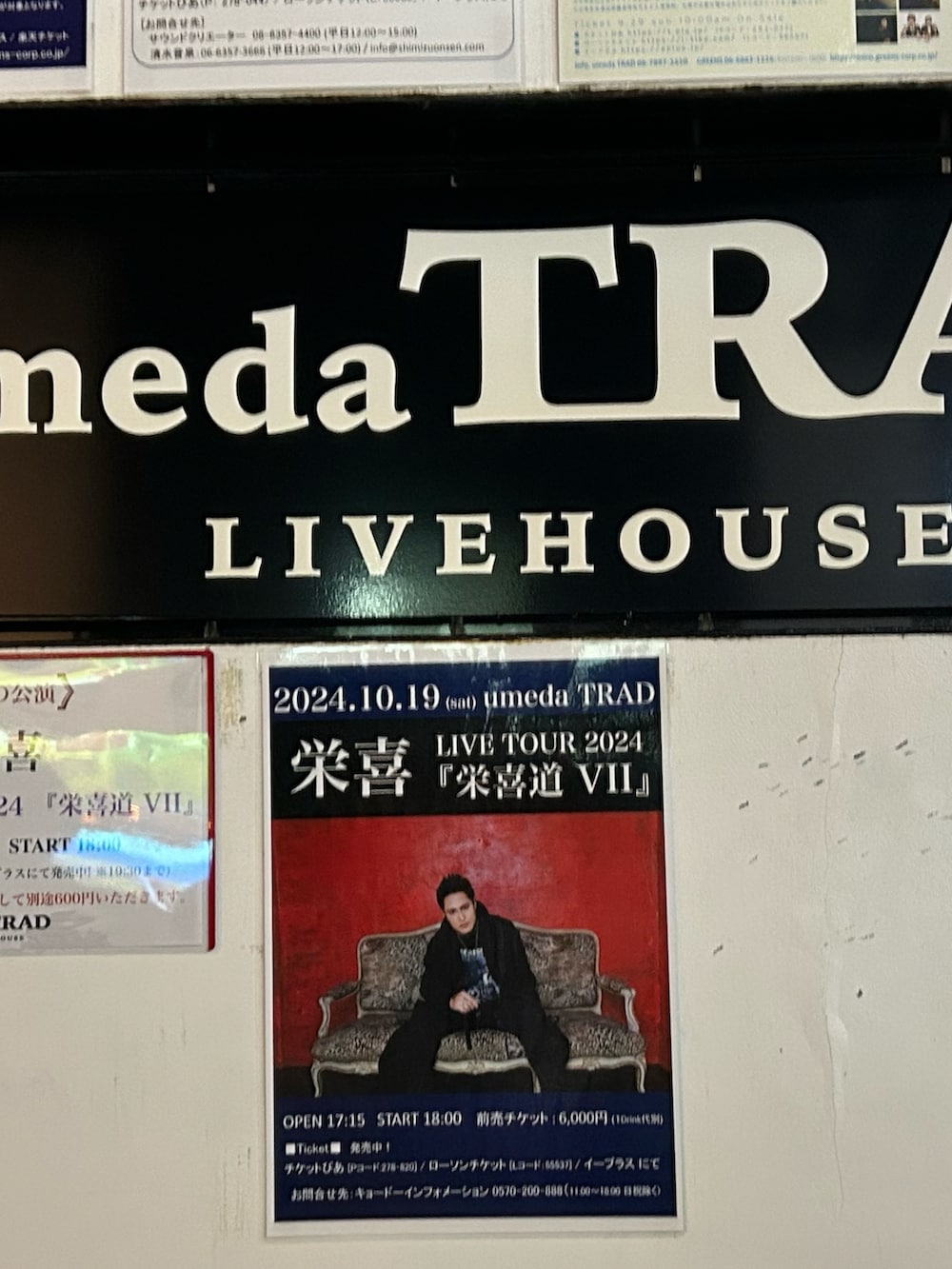 ブラック系のスニーカー、ブラック系のネイル用品/ネイルケア、シルバー系のリングを着用したレディースの秋コーディネートの3枚目の写真