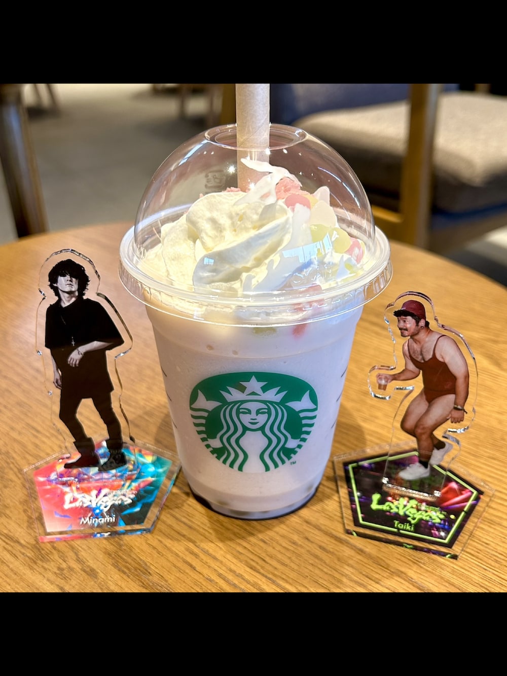 ブラック系のバックパック/リュック、ブラック系のパンツ、ブラック系のスニーカーを着用したレディースの冬コーディネートの3枚目の写真