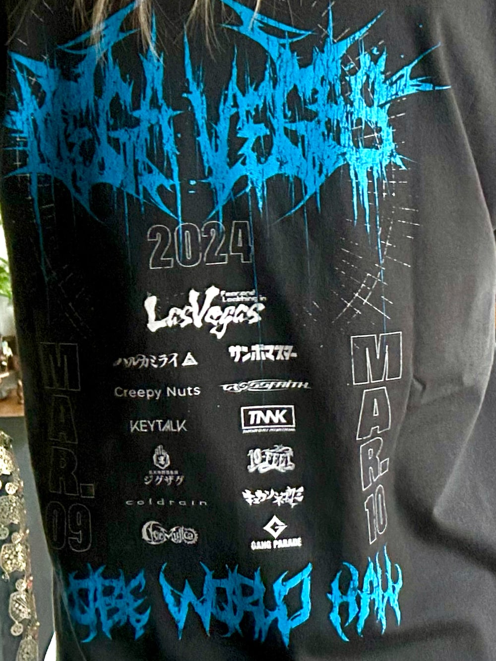 ブラック系のバックパック/リュック、ブラック系のパンツ、ブラック系のスニーカーを着用したレディースの春コーディネートの3枚目の写真