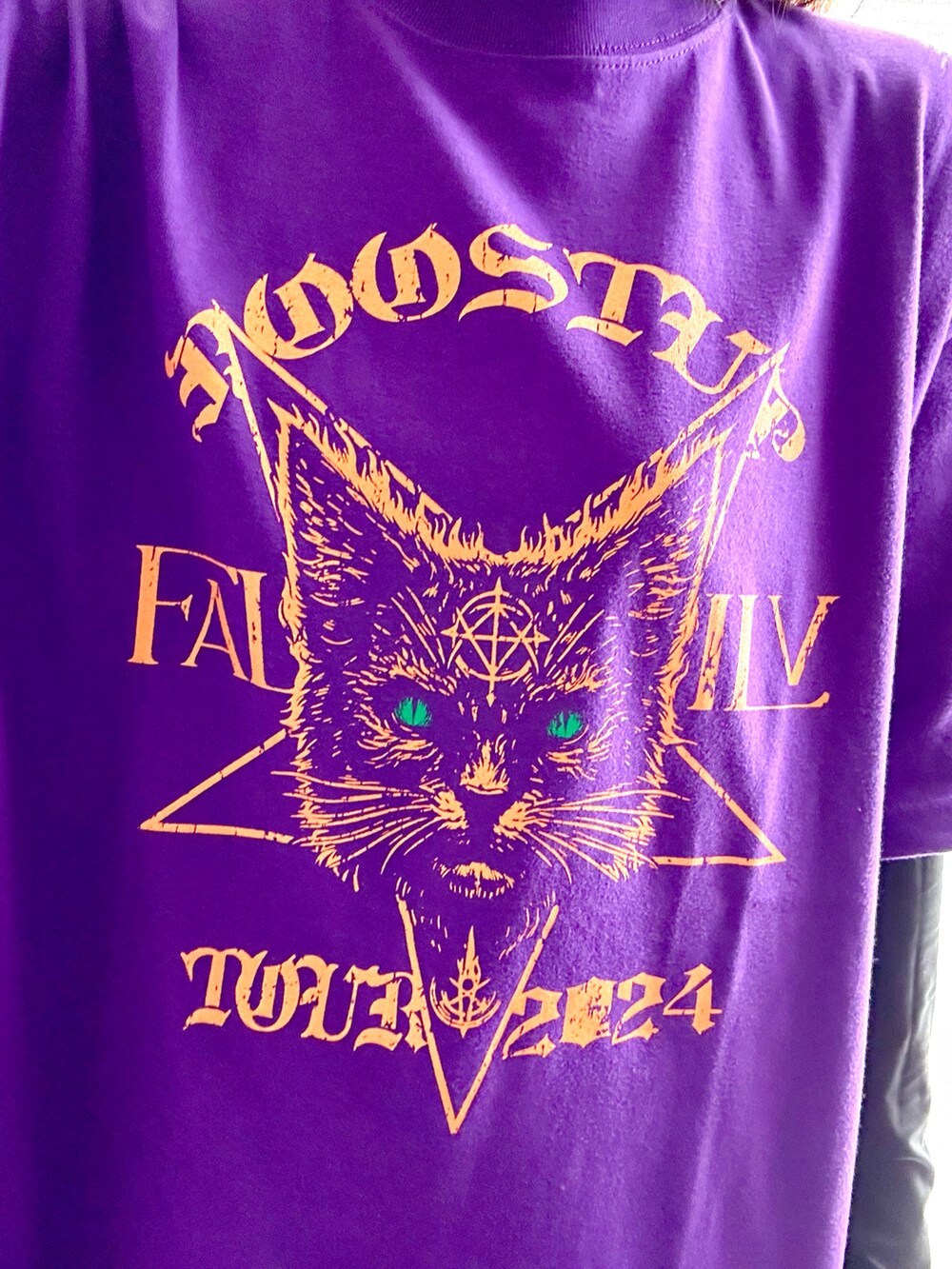 ブラック系のバックパック/リュック、ブラック系のパンツ、ブラック系のスニーカーを着用したレディースの秋コーディネートの2枚目の写真