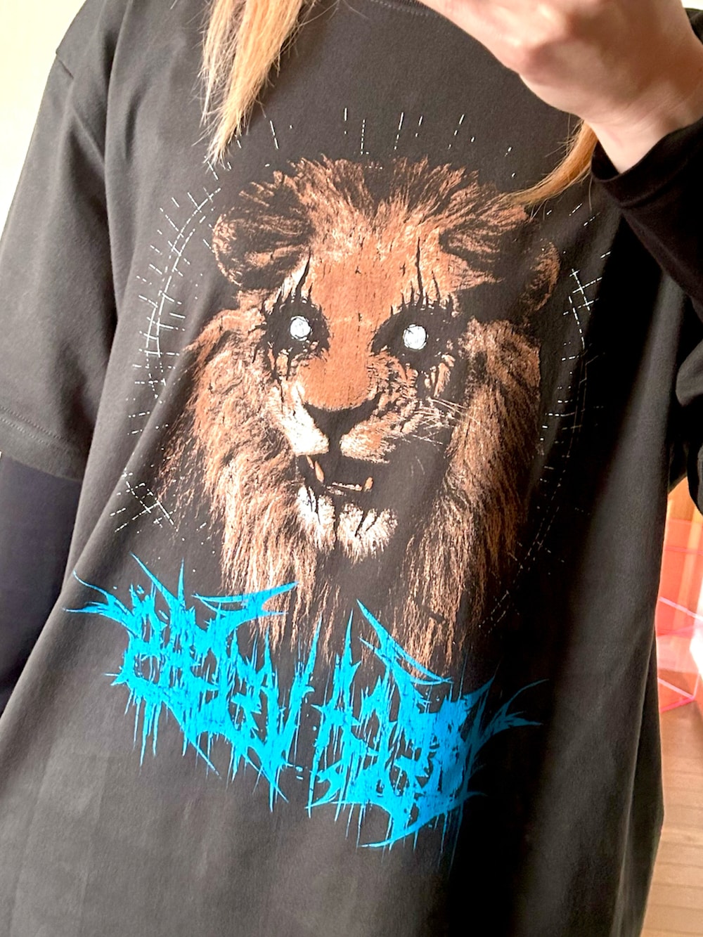 ブラック系のバックパック/リュック、ブラック系のパンツ、ブラック系のスニーカーを着用したレディースの春コーディネートの2枚目の写真