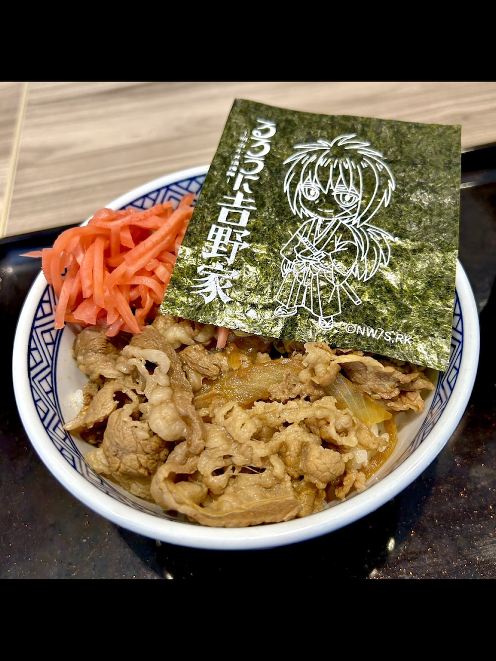 ブラック系のバックパック/リュック、ブラック系のパンツ、ブラック系のスニーカーを着用したレディースの冬コーディネートの2枚目の写真