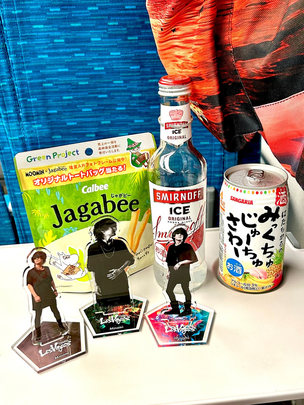 ブラック系のスニーカー、ブラック系のマニキュア/ジェルネイル、シルバー系のリングを着用したレディースの夏コーディネートの5枚目の写真