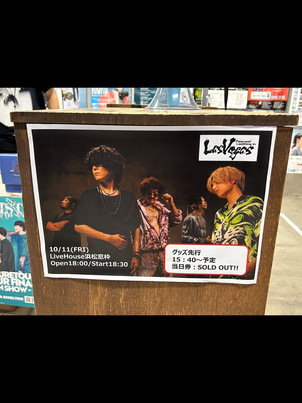 ブラック系のスニーカー、ブラック系のネイル用品/ネイルケアを着用したレディースの秋コーディネートの4枚目の写真