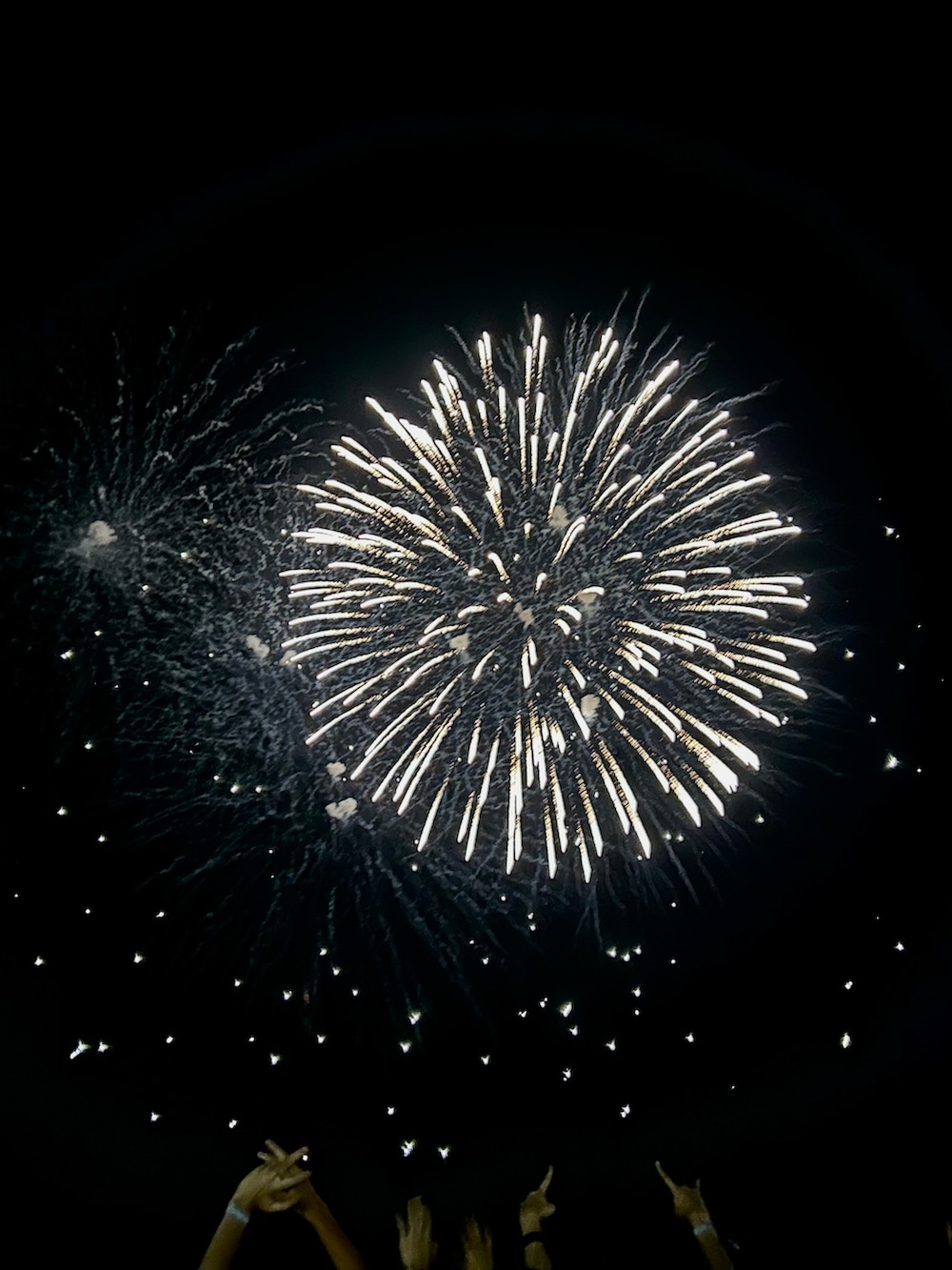 ブラック系のスニーカー、ブラック系のマニキュア/ジェルネイルを着用したレディースの秋コーディネートの5枚目の写真