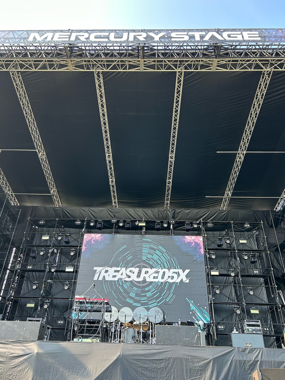 ブラック系のスニーカー、ブラック系のマニキュア/ジェルネイルを着用したレディースの秋コーディネートの2枚目の写真