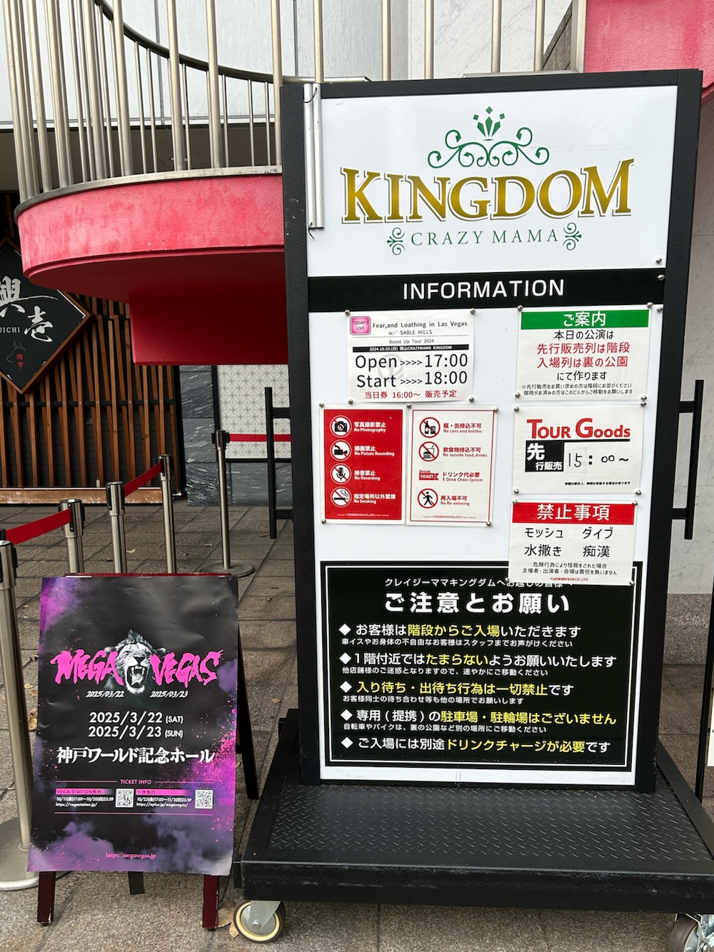 ブラック系のスニーカー、ブラック系のネイル用品/ネイルケア、シルバー系のリングを着用したレディースの秋コーディネートの4枚目の写真