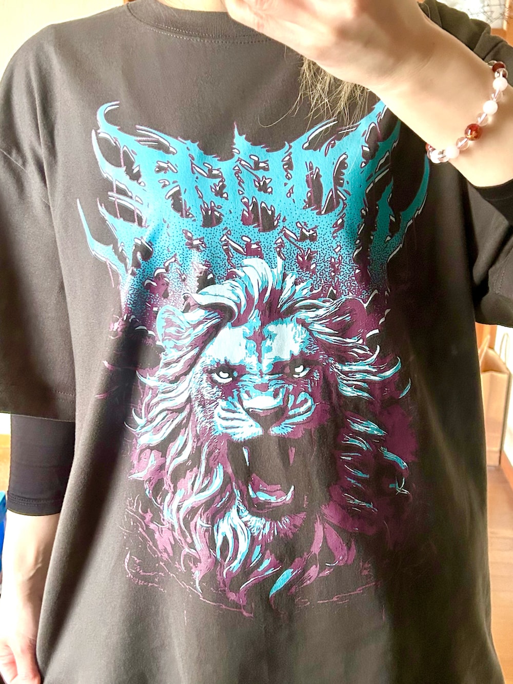 ブラック系のバックパック/リュック、ブラック系のパンツ、ブラック系のスニーカーを着用したレディースの春コーディネートの3枚目の写真