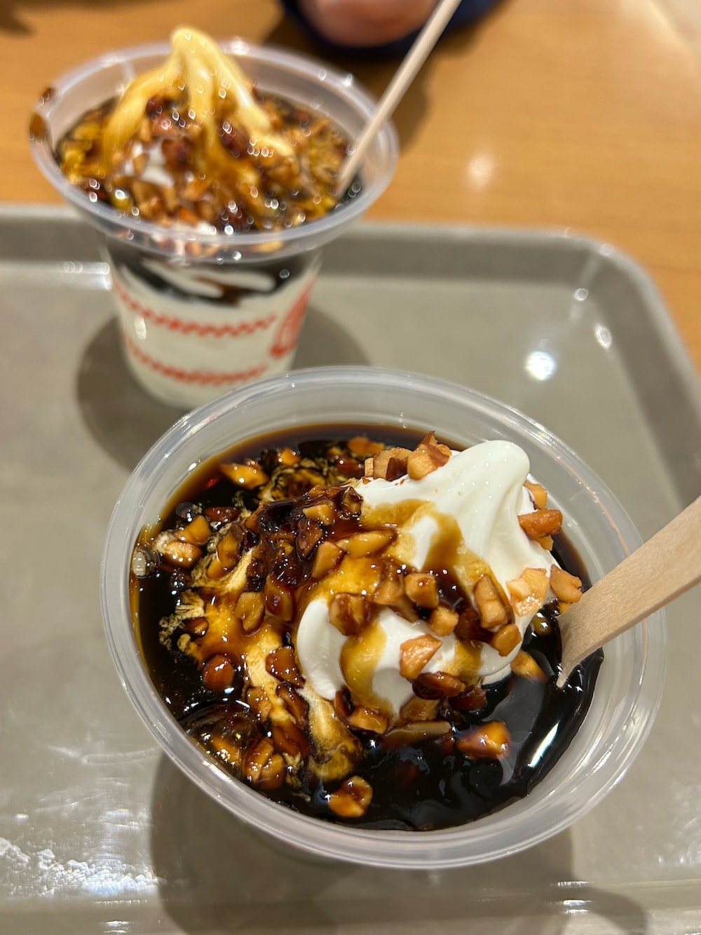 グレー系のトップス、ブラック系のスカート、ブラック系のバックパック/リュックを着用したレディースの冬コーディネートの3枚目の写真