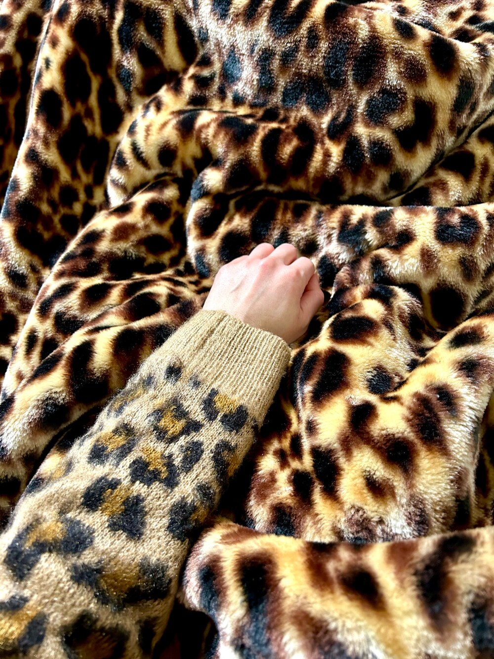 その他のトップス、ブラック系のスカート、ブラック系のバックパック/リュックを着用したレディースの春コーディネートの2枚目の写真