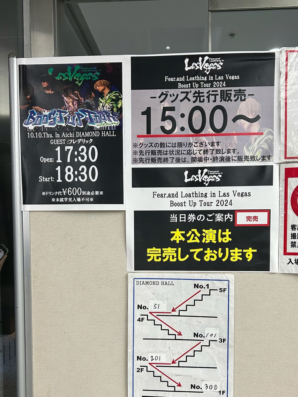 ブラック系のスニーカー、ブラック系のネイル用品/ネイルケアを着用したレディースの秋コーディネートの3枚目の写真