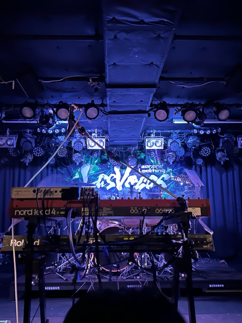 ブラック系のスニーカー、ブラック系のネイル用品/ネイルケア、シルバー系のリングを着用したレディースの秋コーディネートの5枚目の写真