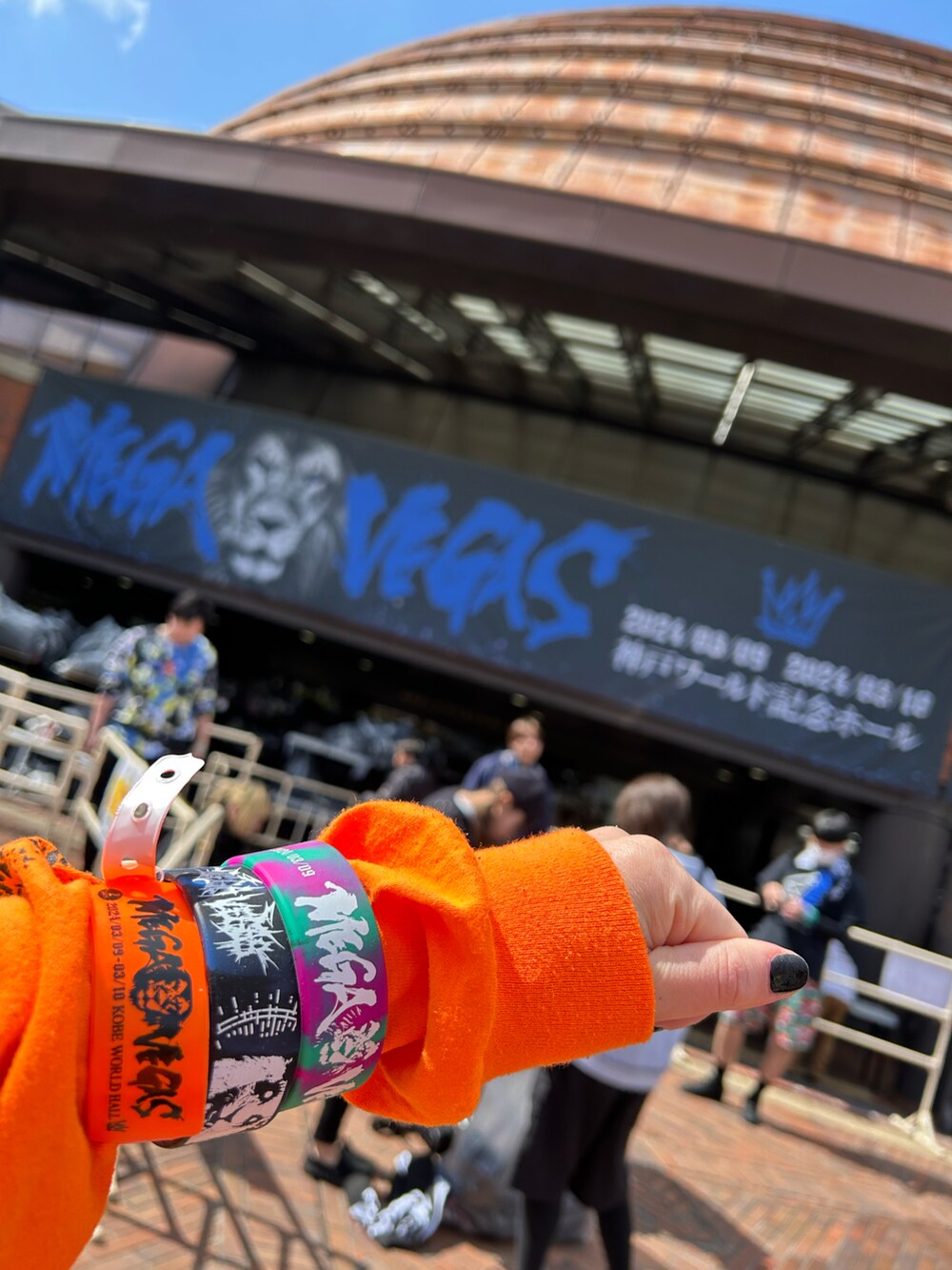 ブラック系のバックパック/リュック、ブラック系のパンツ、ブラック系のスニーカーを着用したレディースの春コーディネートの4枚目の写真