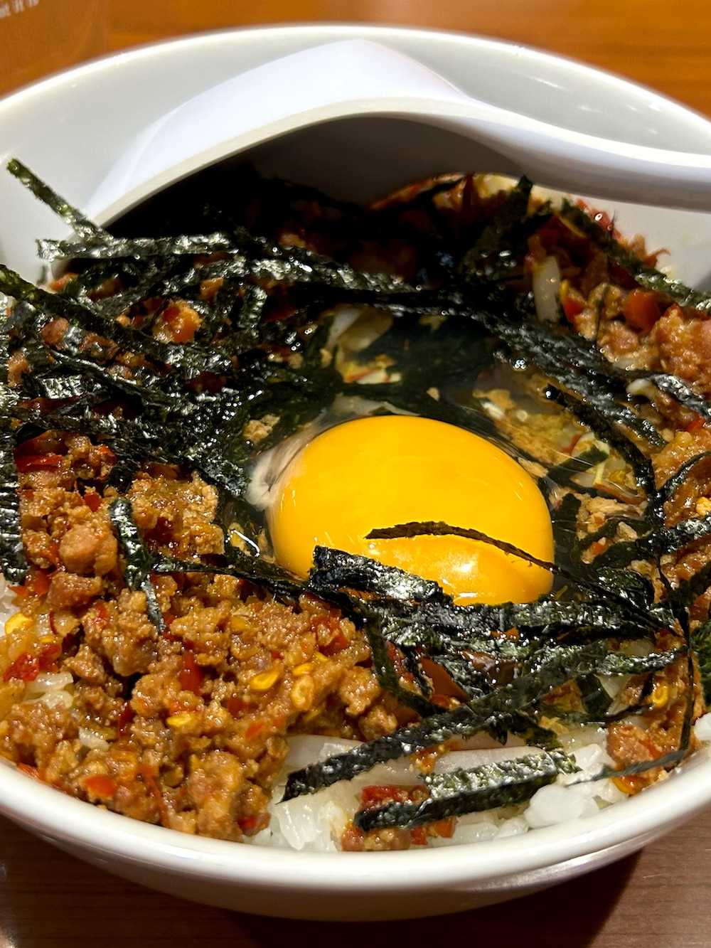 ブラック系のライダースジャケット、ブラック系のトップス、ブラック系のバックパック/リュックを着用したレディースの冬コーディネートの2枚目の写真