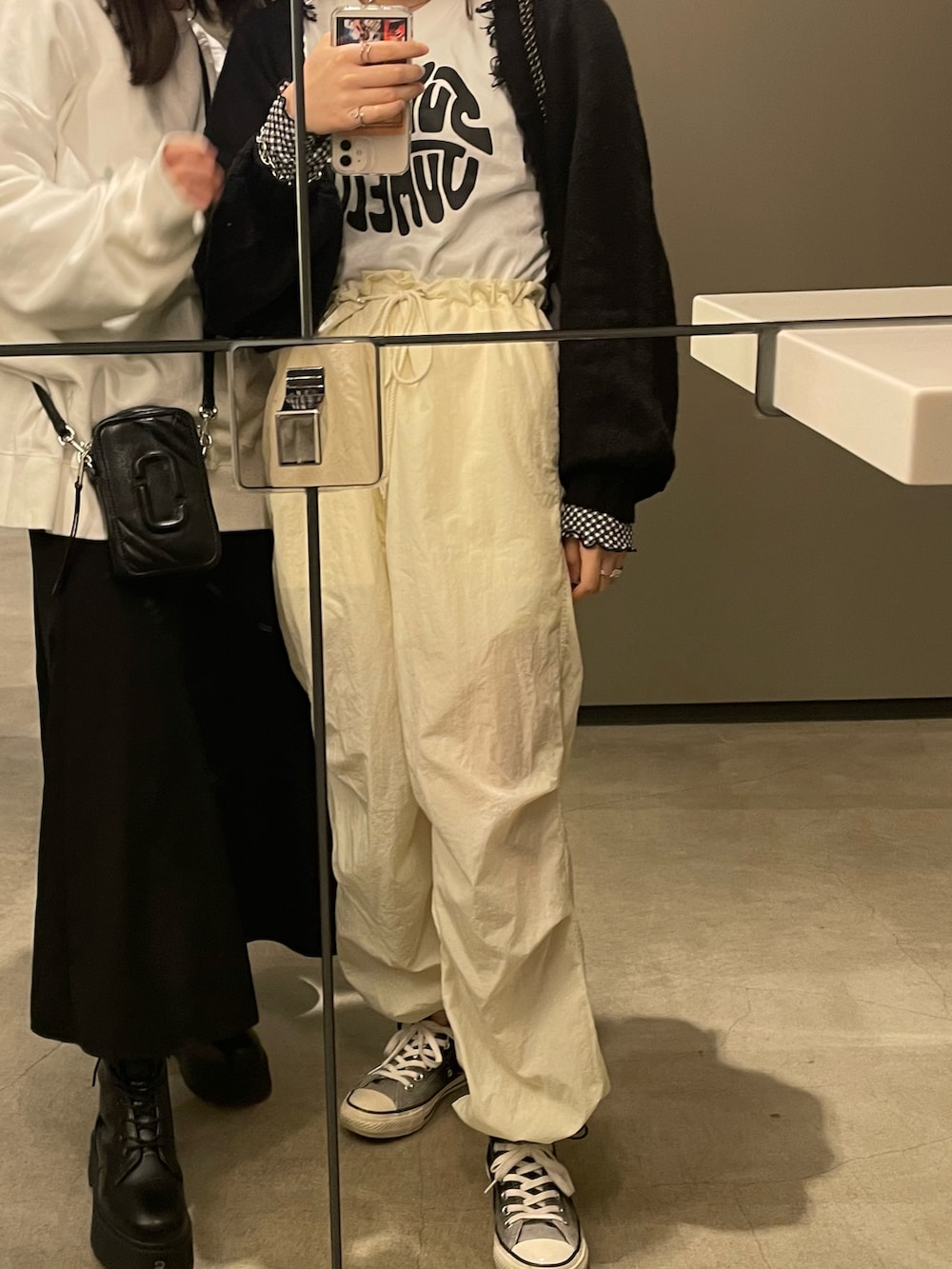 ホワイト系のその他パンツ、ホワイト系のTシャツ/カットソー、ブラック系のTシャツ/カットソーを着用したレディースの春コーディネートの2枚目の写真