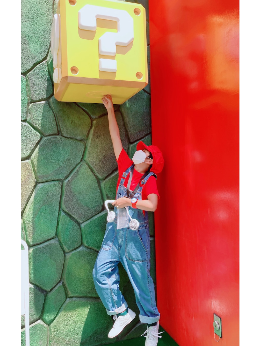 ブルー系のサロペット/オーバーオール、ブルー系のサロペット/オーバーオール、レッド系のキャスケットを着用したキッズの夏コーディネートの2枚目の写真