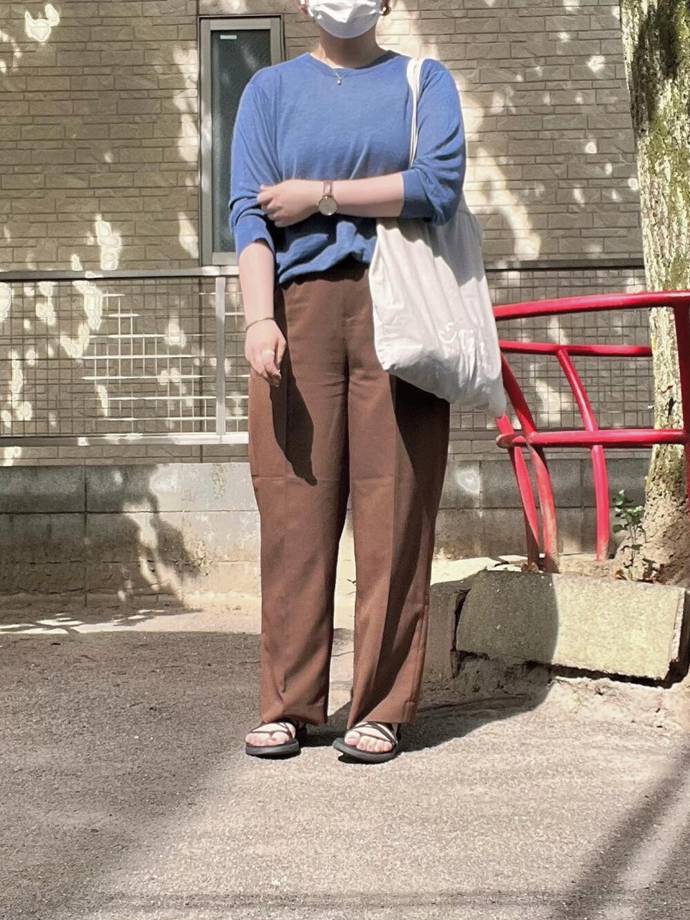 「夏コーデ、大人カジュアル、プチプラコーデ、ラクチンコーデ、サマーニット、LOWRYSFARM、無印良品、teva、今日の服」｜「LOWRYS FARMのアムンゼンスラックスパンツ　259734（スラックス、ブラウン系）」を使った、はなさん（レディース・160cm）の夏コーディネートの2枚目の写真