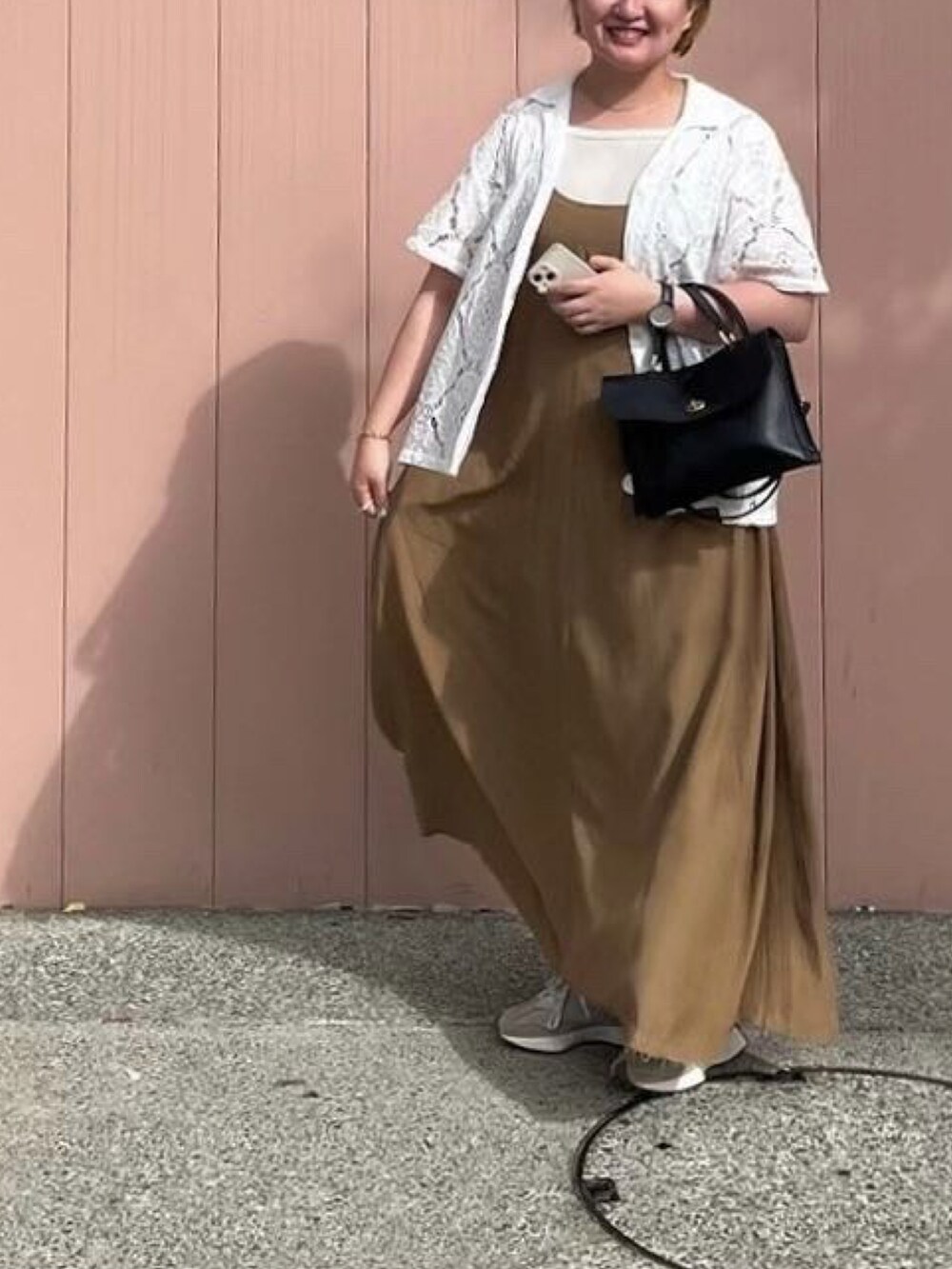 「シンプル、秋色、レースシャツ、オープンカラーシャツ、キャミワンピ、KBF、ニューバランス、今日の服、USJコーデ」｜「mimiのMIMI BERRY Hebe ショルダーバッグ（ショルダーバッグ、ブラック系）」を使った、はなさん（レディース・160cm）の秋コーディネートの2枚目の写真