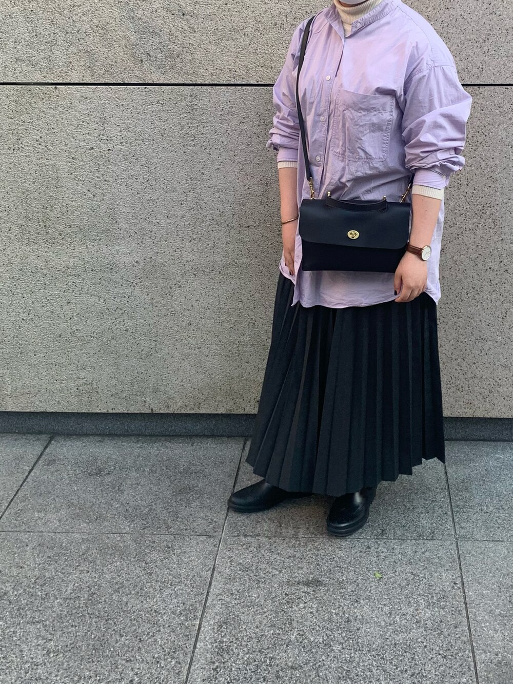 「ブーツ、UNIQLO、秋のコーデ、タートルネック、ユニクロ、サイドゴアブーツ、今日の服、プチプラ、プリーツスカート、休日コーデ、シンプルコーデ、バンドカラーシャツ、mimiberry、未来のWEARISTAプロジェクト」｜「UNIQLOのアイテム（シャツ/ブラウス、パープル系）」を使った、はなさん（レディース・160cm）の秋コーディネートの2枚目の写真