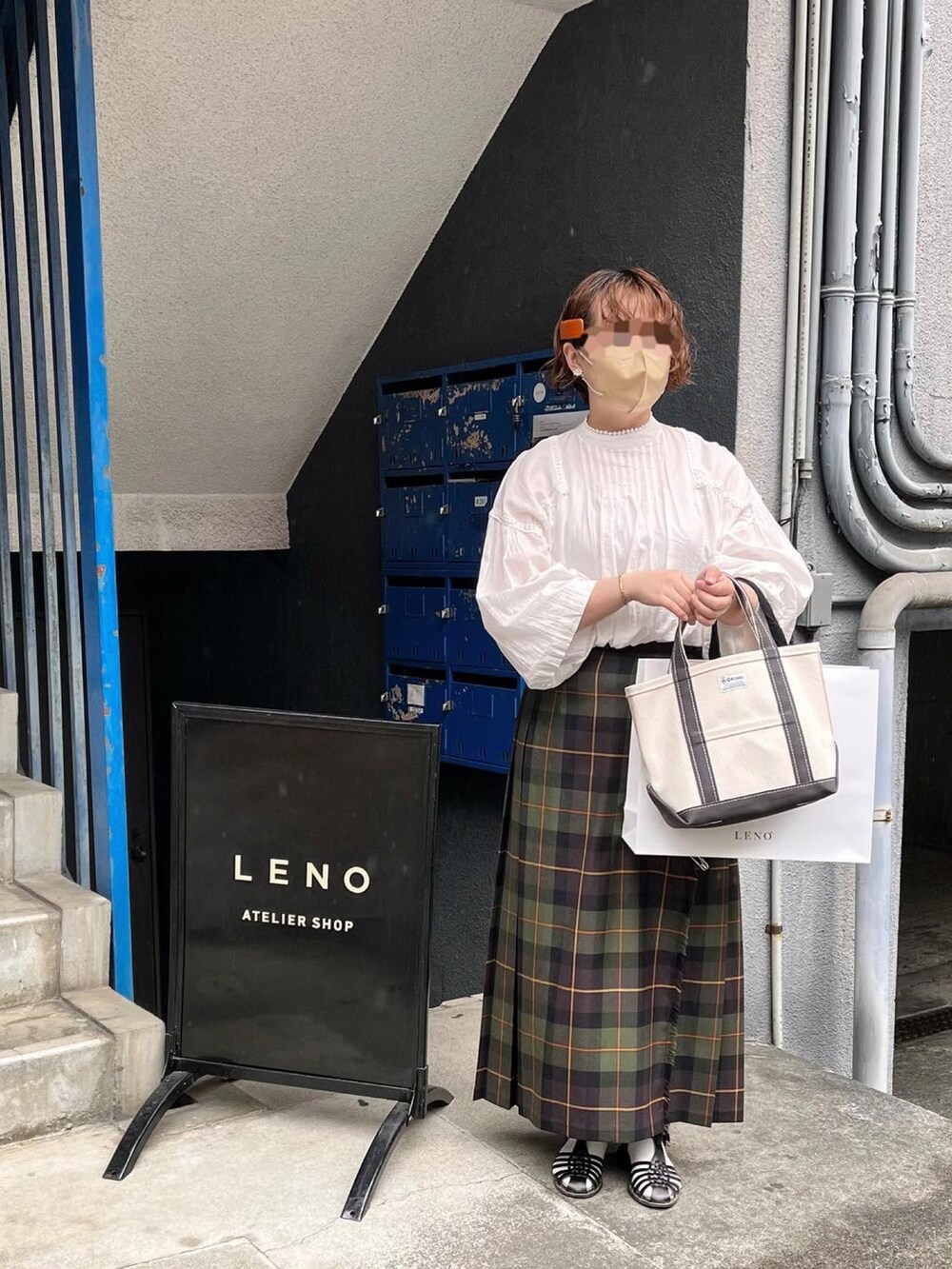 「ごきげんウィーク、オトナ女子、シンプル、スカート、オニールオブダブリン、ブラウス、nerd、オーシバル、グルカサンダル、トートバッグ、今日の服、ラップスカート」｜「nerdのアイテム（シャツ/ブラウス、ホワイト系）」を使った、はなさん（レディース・160cm）の春コーディネートの2枚目の写真