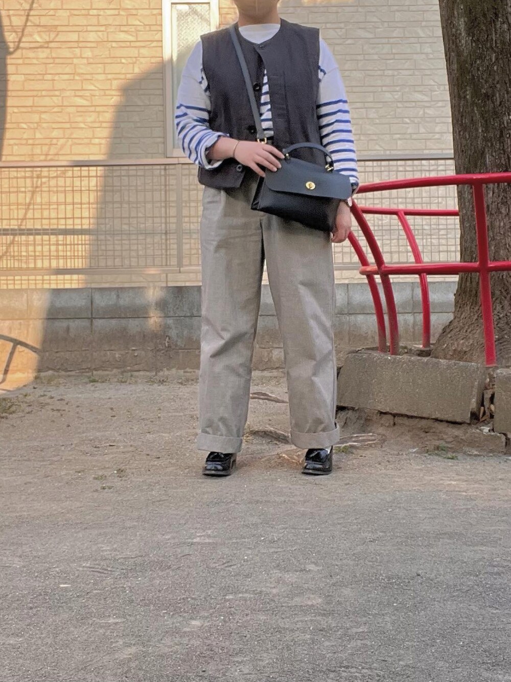 「春服、カジュアルコーデ、春コーデ、レイヤードスタイル、ローファー、バスクシャツ、orcival、MHL.、春服みてみて、今日の服、シンプルコーデ」｜「MHL.のCHEF CHECK COTTON LINEN（その他パンツ、グレー系）」を使った、はなさん（レディース・160cm）の春コーディネートの3枚目の写真