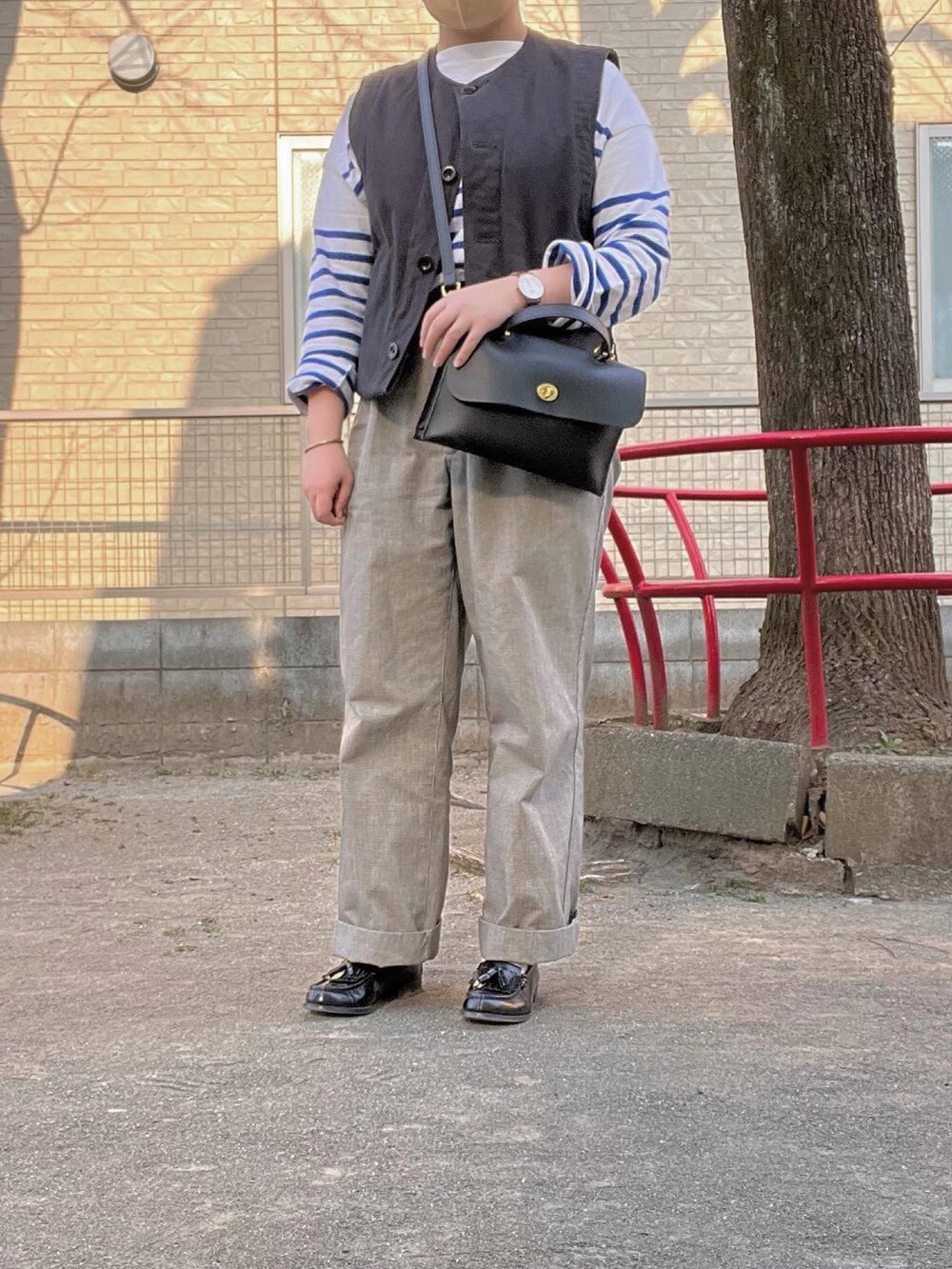 「春服、カジュアルコーデ、春コーデ、レイヤードスタイル、ローファー、バスクシャツ、orcival、MHL.、春服みてみて、今日の服、シンプルコーデ」｜「MHL.のCHEF CHECK COTTON LINEN（その他パンツ、グレー系）」を使った、はなさん（レディース・160cm）の春コーディネートの4枚目の写真
